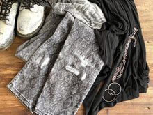 Load image into Gallery viewer, Serpentine Decor Stamp