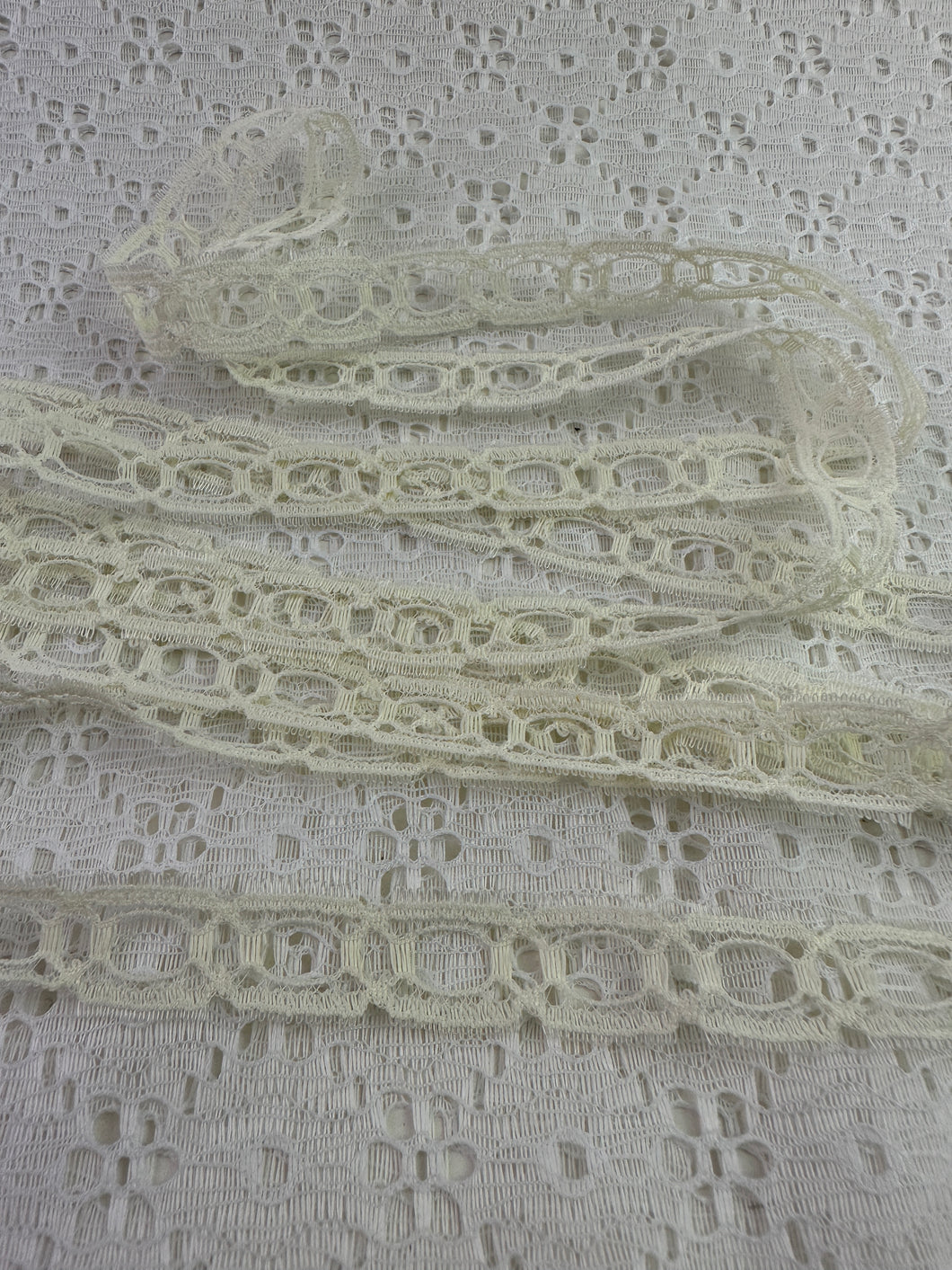 Cream Vintage Lace 1/2